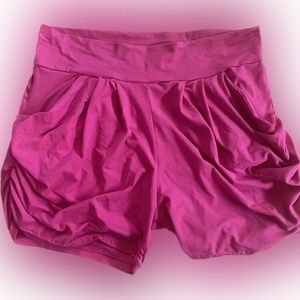 Cutest side rouched shorts with pockets! LARGE